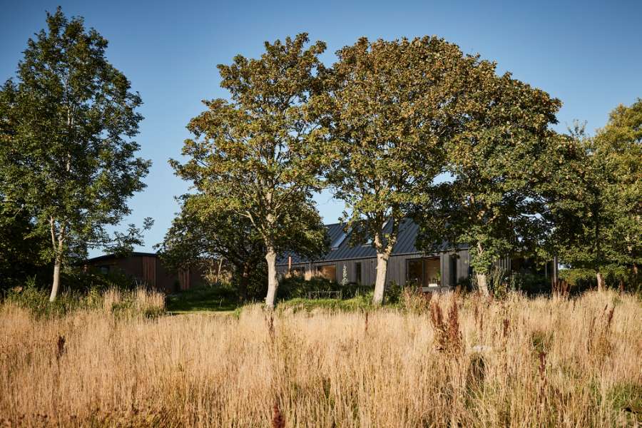 ”Royal” dør – fundet på Christiania, monteret på facade af stål, Volstrupvej 63, 9240 Nibe